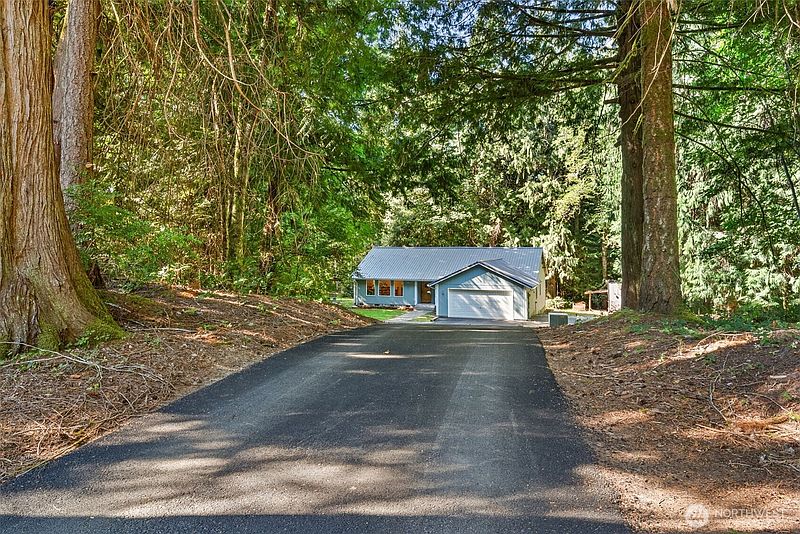 2nd image of 220 E Moore Lane