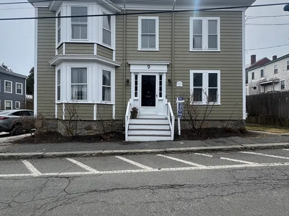 9 Darling St #1, Marblehead, MA 01945