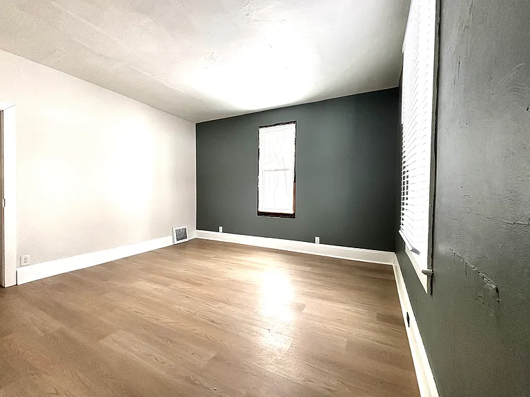 726 Stanton St — Photo 4