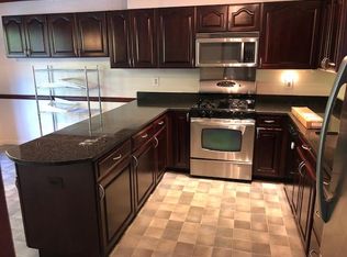 4916 Carriagepark Rd, Fairfax, VA 22032