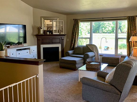 Open foyer to LR view