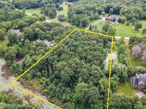 5 Applegate Ln, Brighton, MI 48114