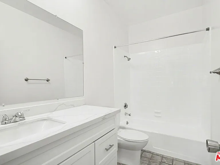 521 Montana Ave #301 — Photo 15