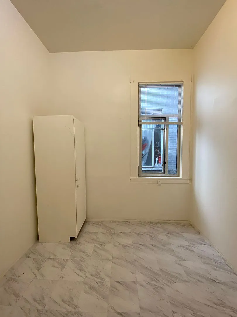Private SRO Room located near Financial District and Downtown — Photo 3