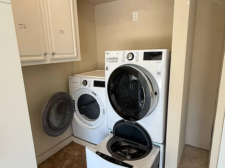 704 Newport Cir — Photo 18