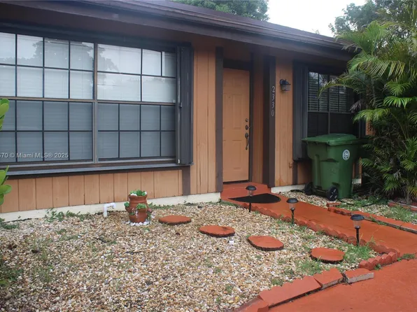 2330 Plum Ct, Pembroke Pines, FL 33026