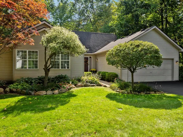 9438 Appleview Ct, Brighton, MI 48116