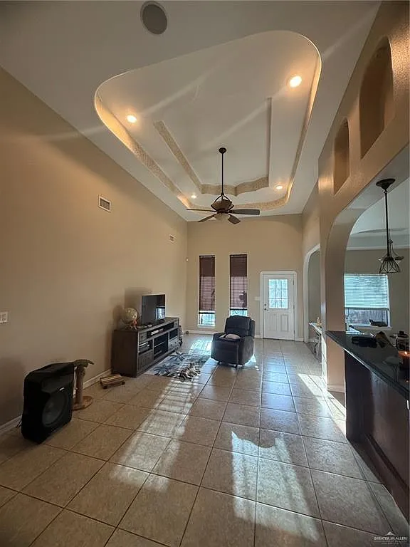 3 bed, 2.0 bath, 1959 sqft, $2,000 — Photo 3