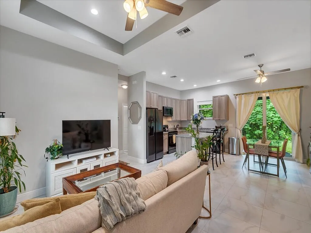 3 bed, 2.0 bath, 1394 sqft, $3,500 — Photo 4