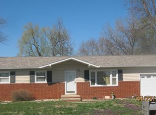 1060 2nd St, Louisville, IL 62858