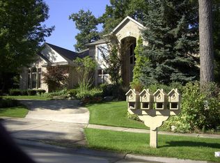 2433 Oak Ridge Dr, Troy, MI 48098