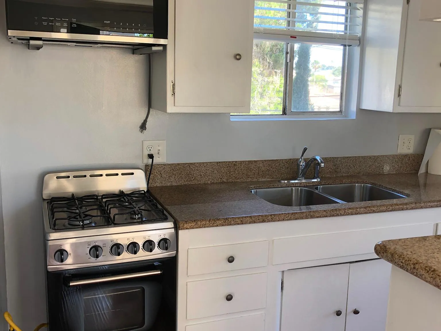 1 bed, 575 sqft, $2,300 — Photo 2
