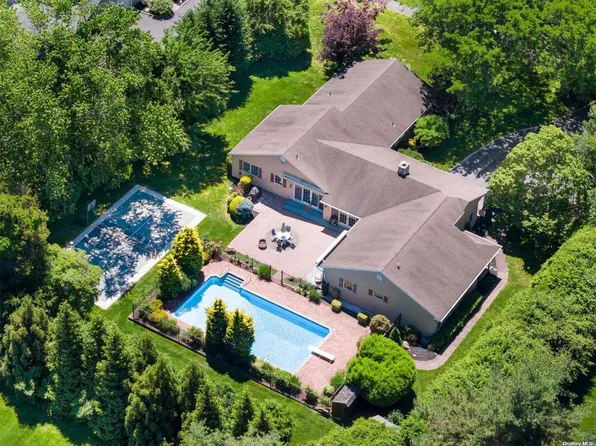 15 N Gaul Road, Setauket, NY 11733