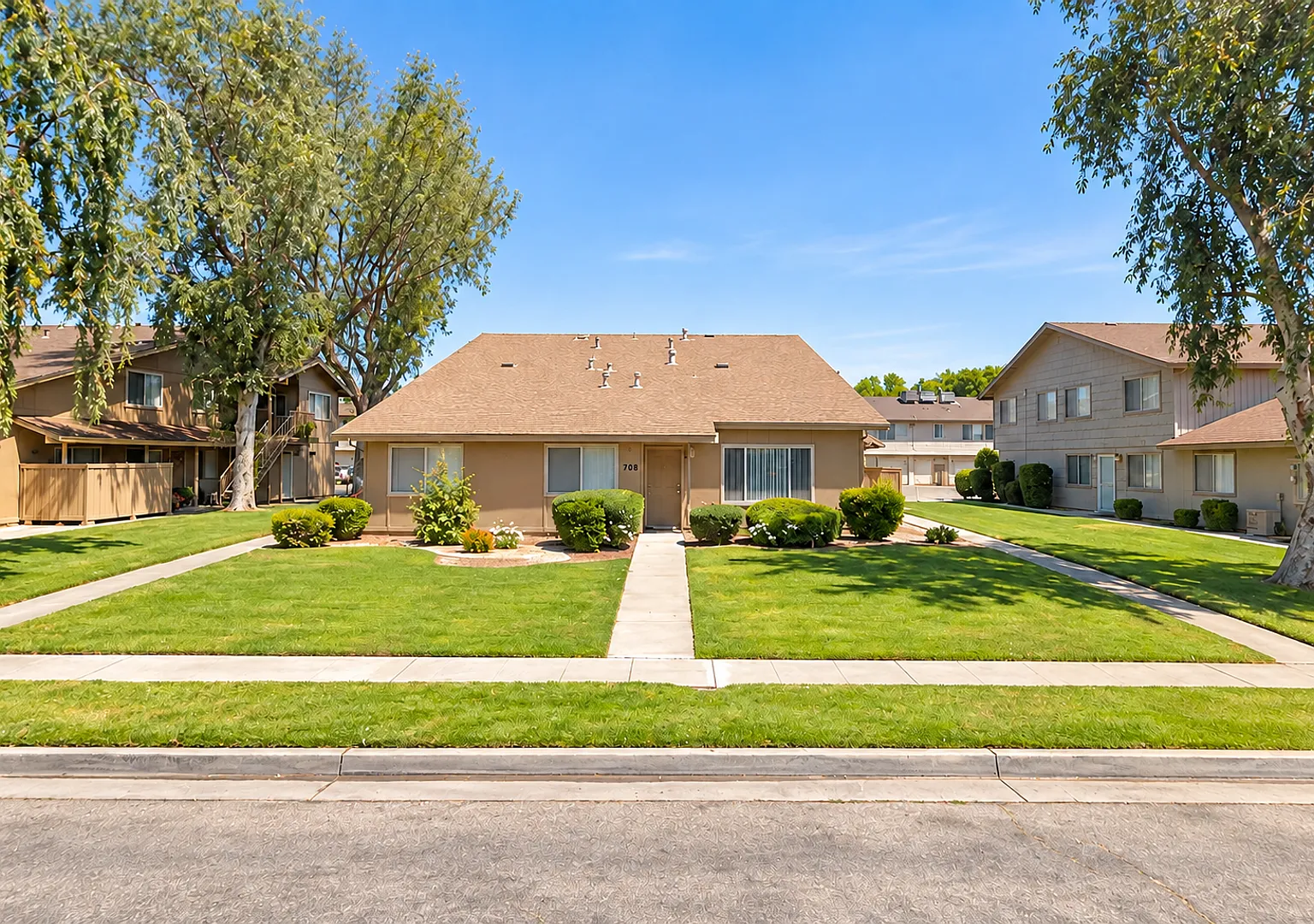 708 Sherwood Way — Photo 1