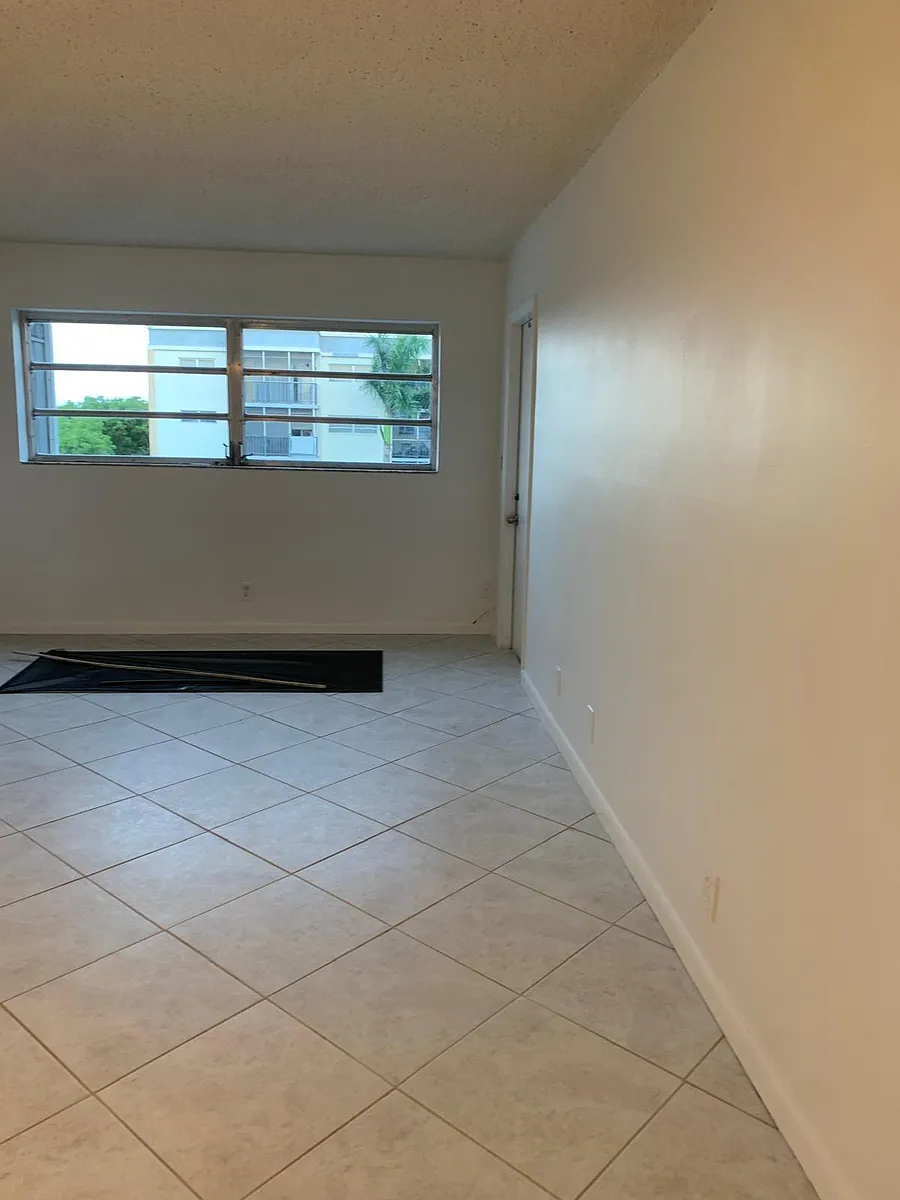 Building Photo - 220 SW 9th Ave #420