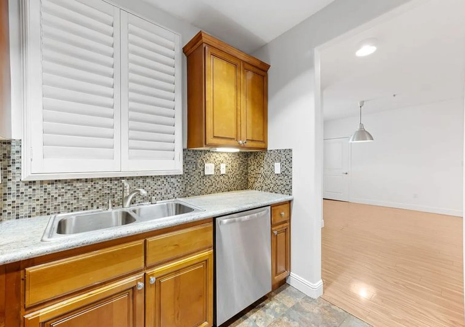 Modern 3 Bed, 2 Bath Condo for Lease 1,320 Sq Ft Prime Sherman Oaks Location — Photo 3