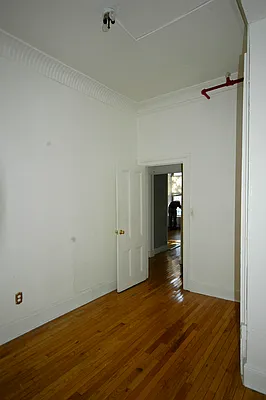 Rented by Realty Advisors Group | media 1