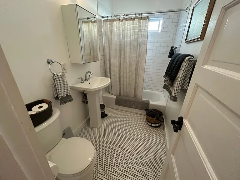 1672 S Harvard Blvd — Photo 38