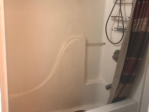 4th image of 824 Lincoln Ave APT A