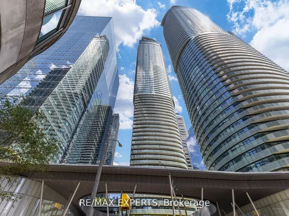 12 York St #1504, Toronto, ON M5J 0A9