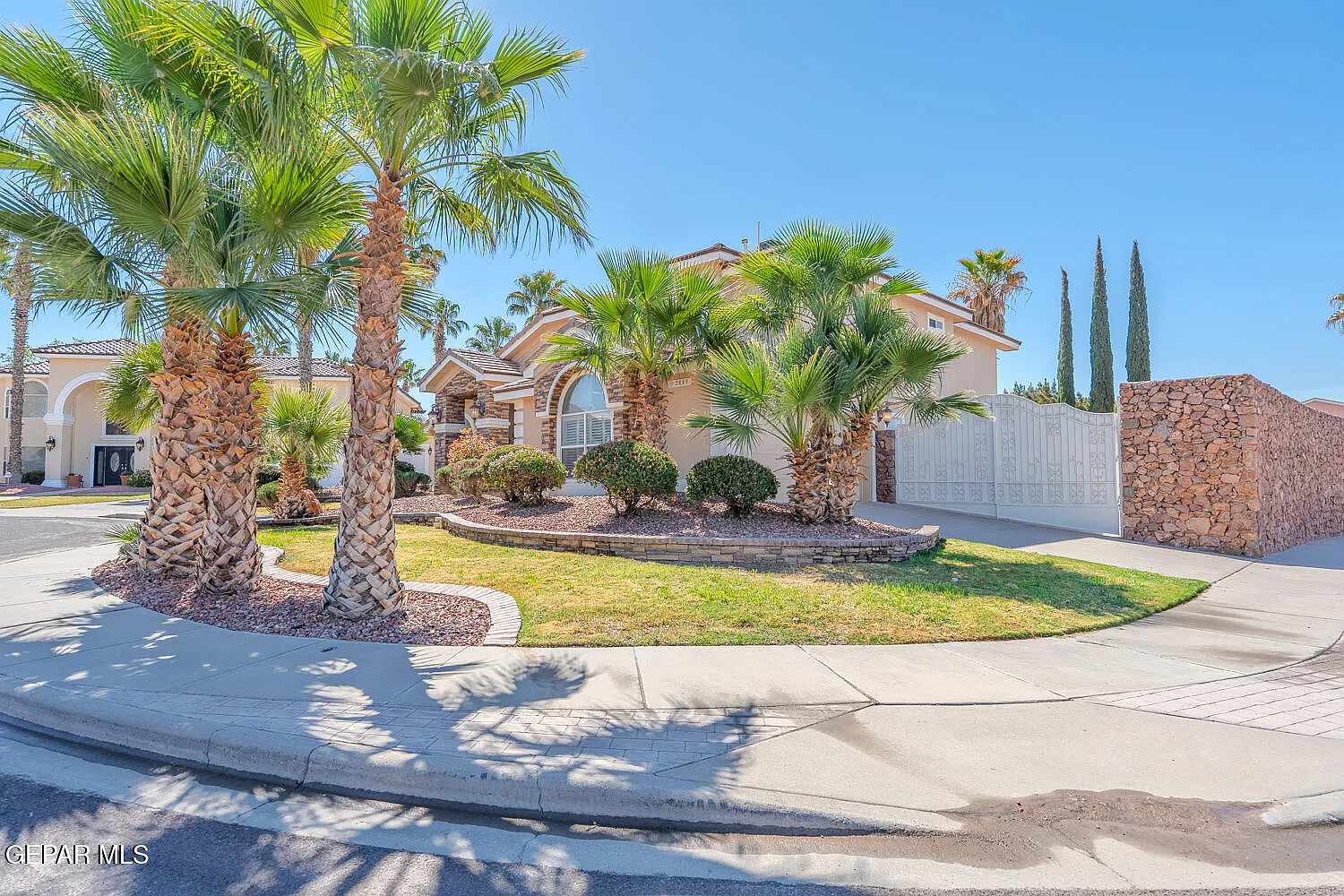 4 bed, 3.5 bath, 2943 sqft, $3,500 — Photo 2