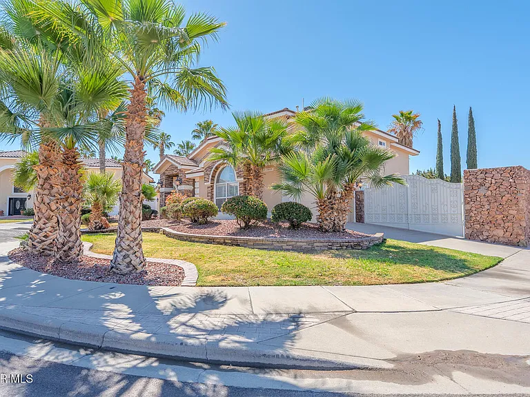 2066 Paseo Del Prado Dr — Photo 2