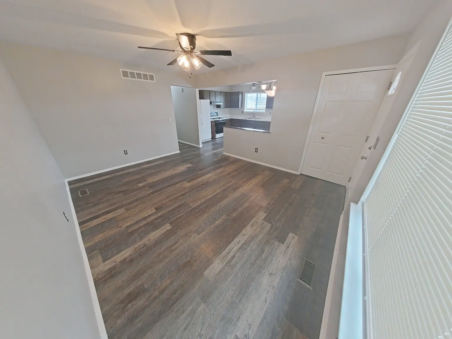 3 bed, 960 sqft, $1,400 — Photo 2