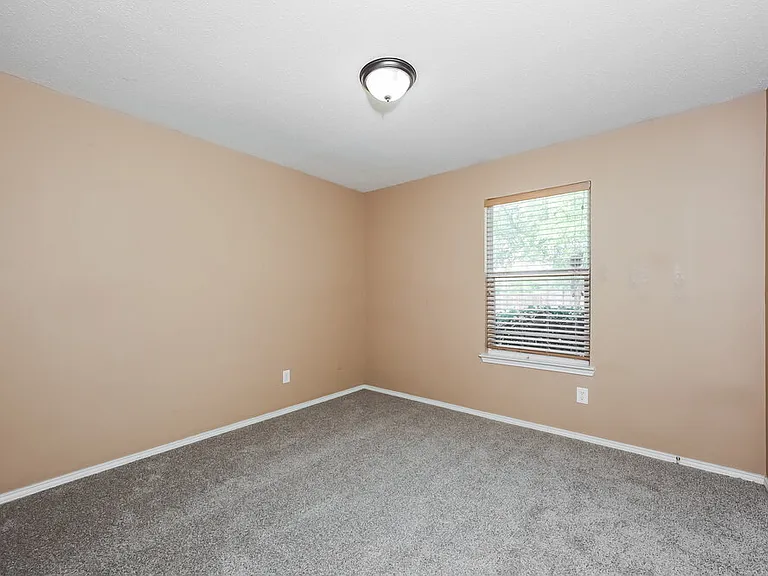 1324 Burleson St — Photo 13