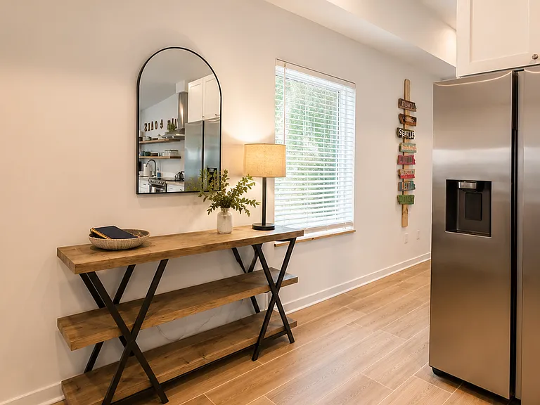561 Live Oak St — Photo 3
