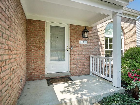 3rd image of 981 Wittshire Ln