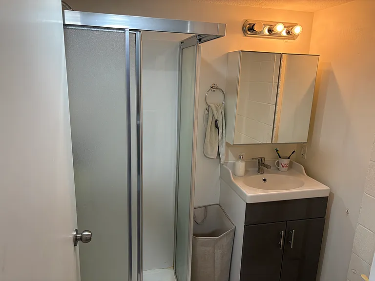 570 King St W #3 — Photo 8