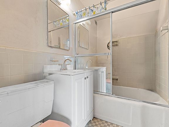 5th image of 7 Fordham Hill Oval APT 2E