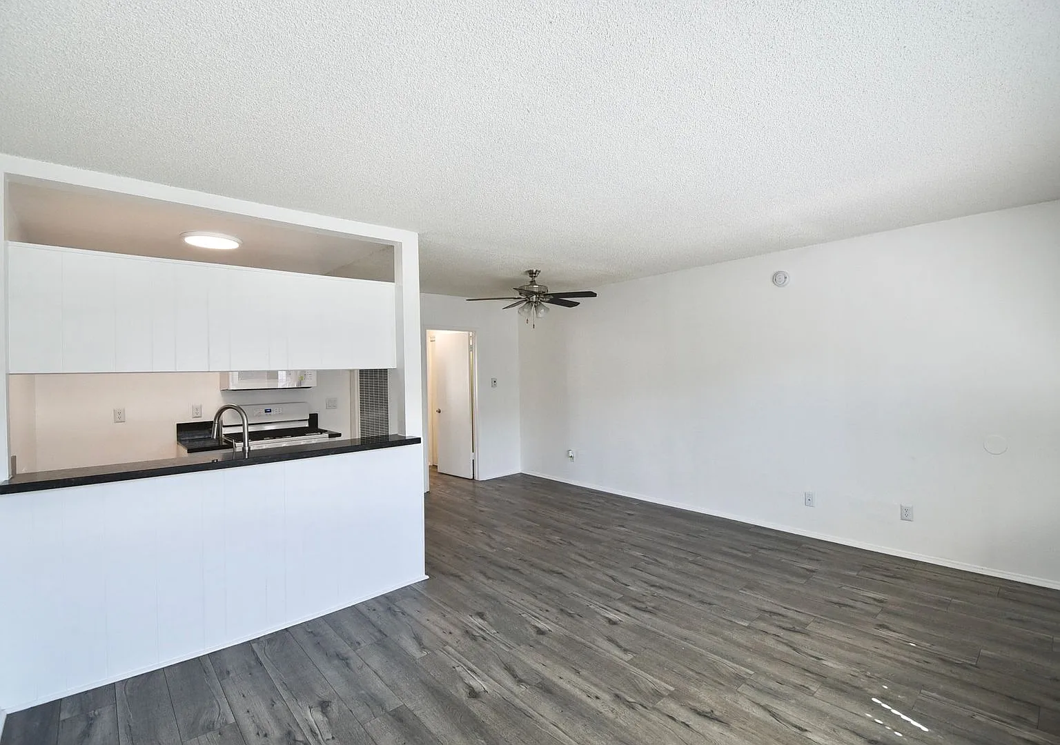 14142 Victory Blvd — Photo 3