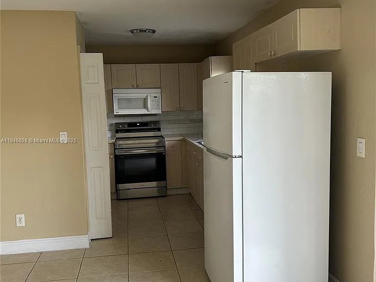 2702 Robin Ave S #2702 — Photo 4