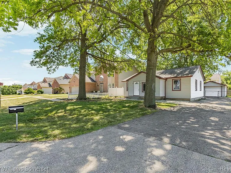 99 Tacoma Dr — Photo 27
