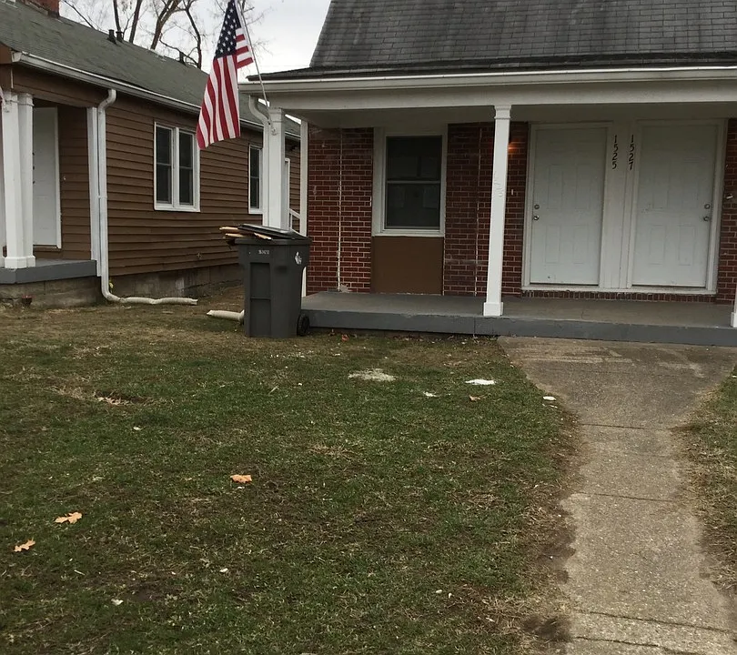 1525 W 29th St