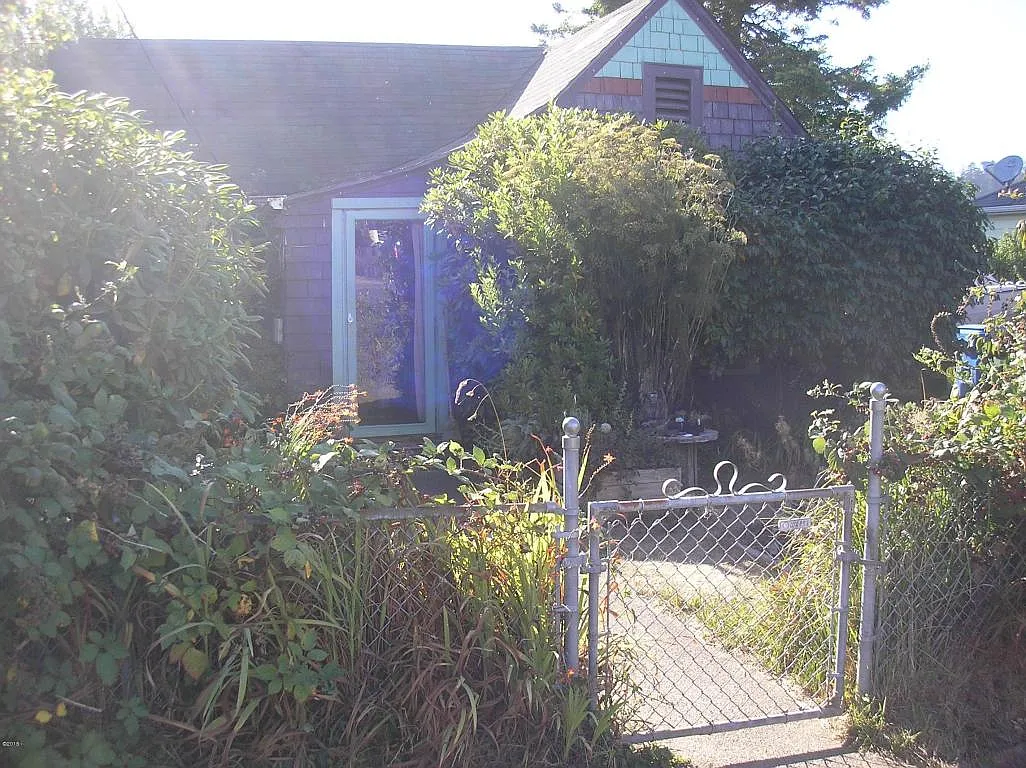 860 NE Broadway St photo 1