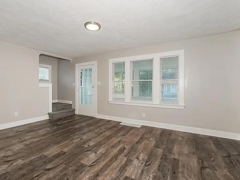 1064421_018_living_room_13183898.jpg