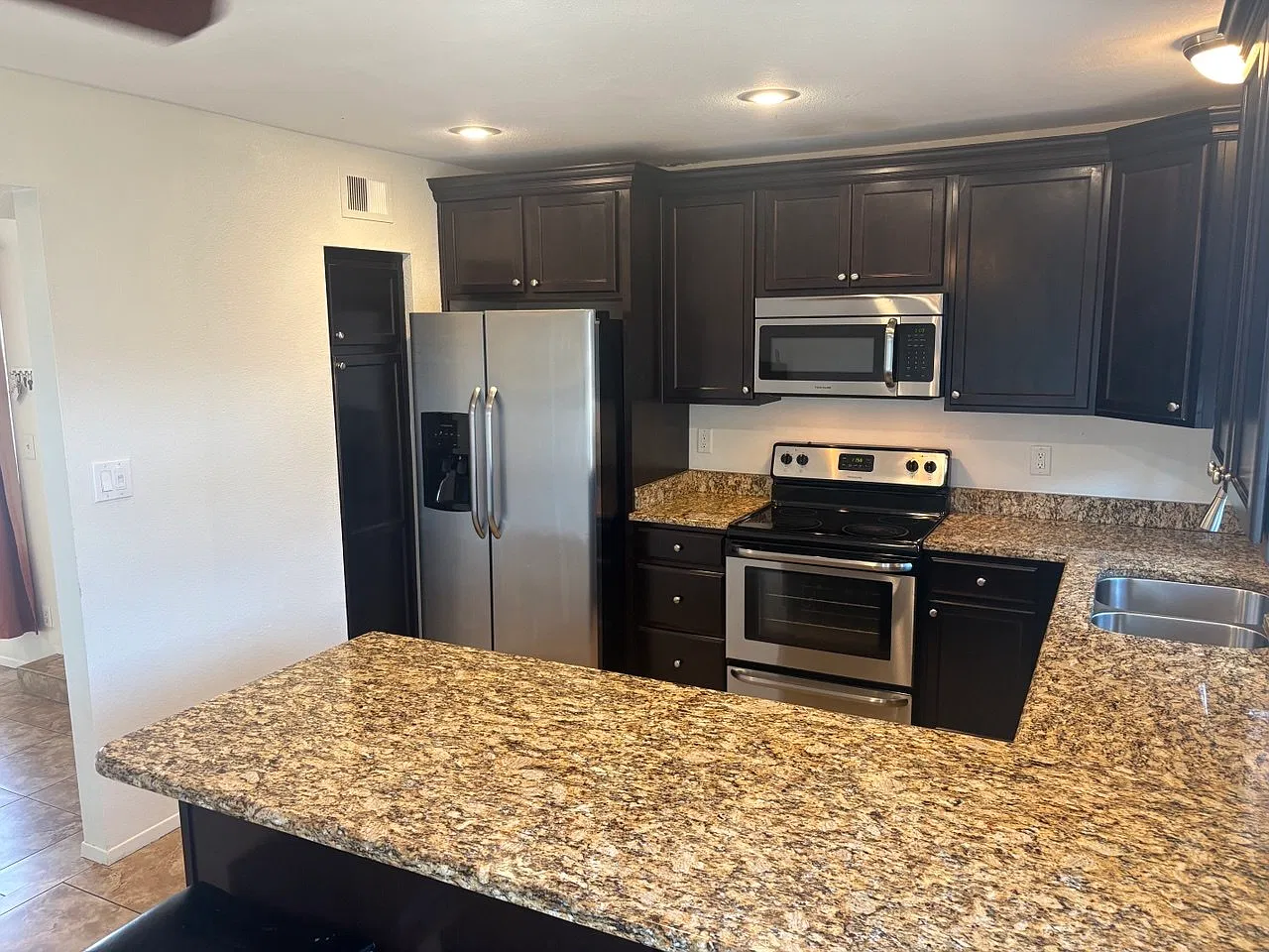 3 bed, 1144 sqft, $2,050 — Photo 2