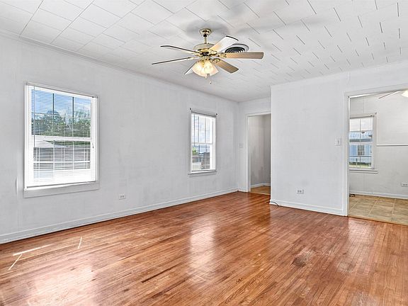 3rd image of 809 Schriever St