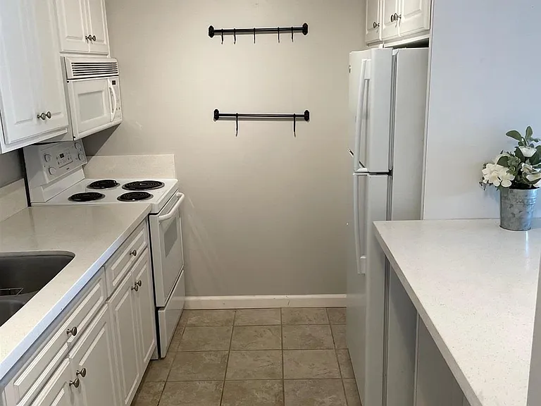 1645 Emerald St #1L — Photo 57