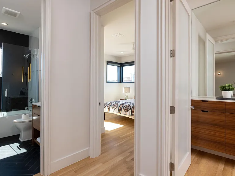 Hallway to bedrooms + bathroom