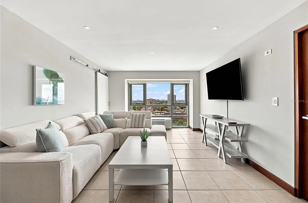 2 bed, 2.0 bath, 950 sqft, $5,000 — Photo 2