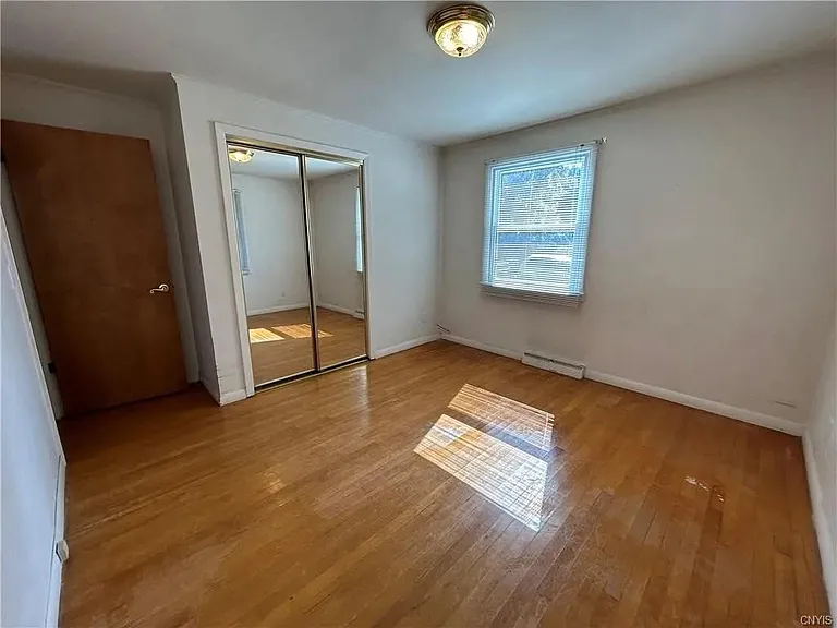 125 Lyndale Dr — Photo 5