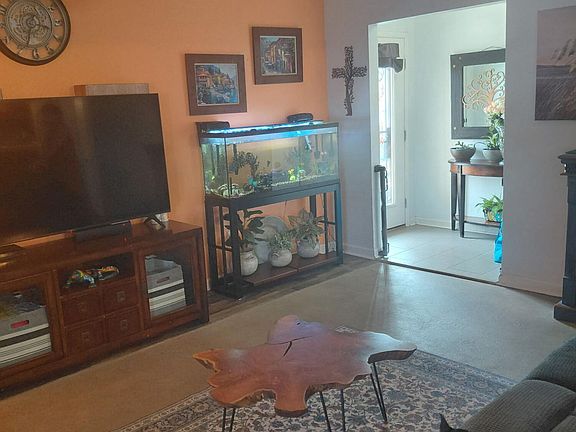 4th image of 923 Country Club Dr SE APT F