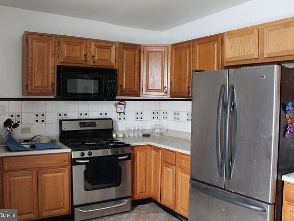 4th image of 522 E 4th St