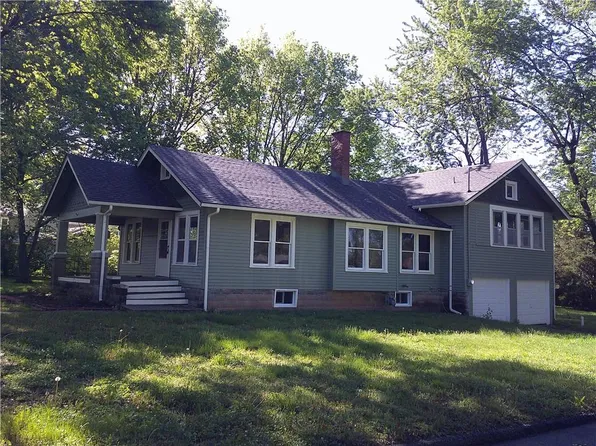 801 E Kaskaskia St, Paola, KS 66071