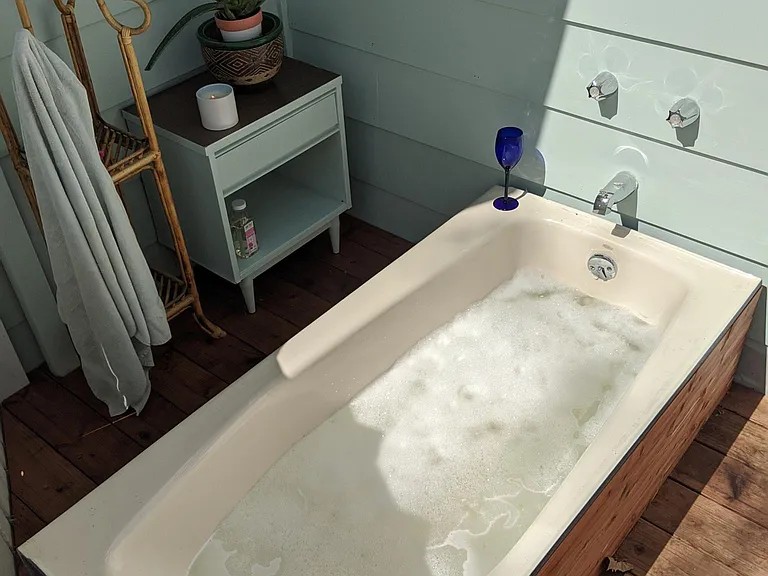 Outdoor bathtub