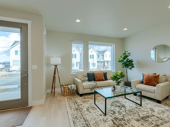 B3 - Living Room 1.jpg