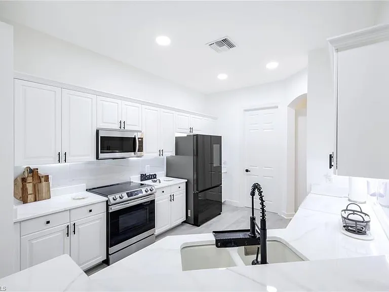16188 Parque Ln — Photo 11